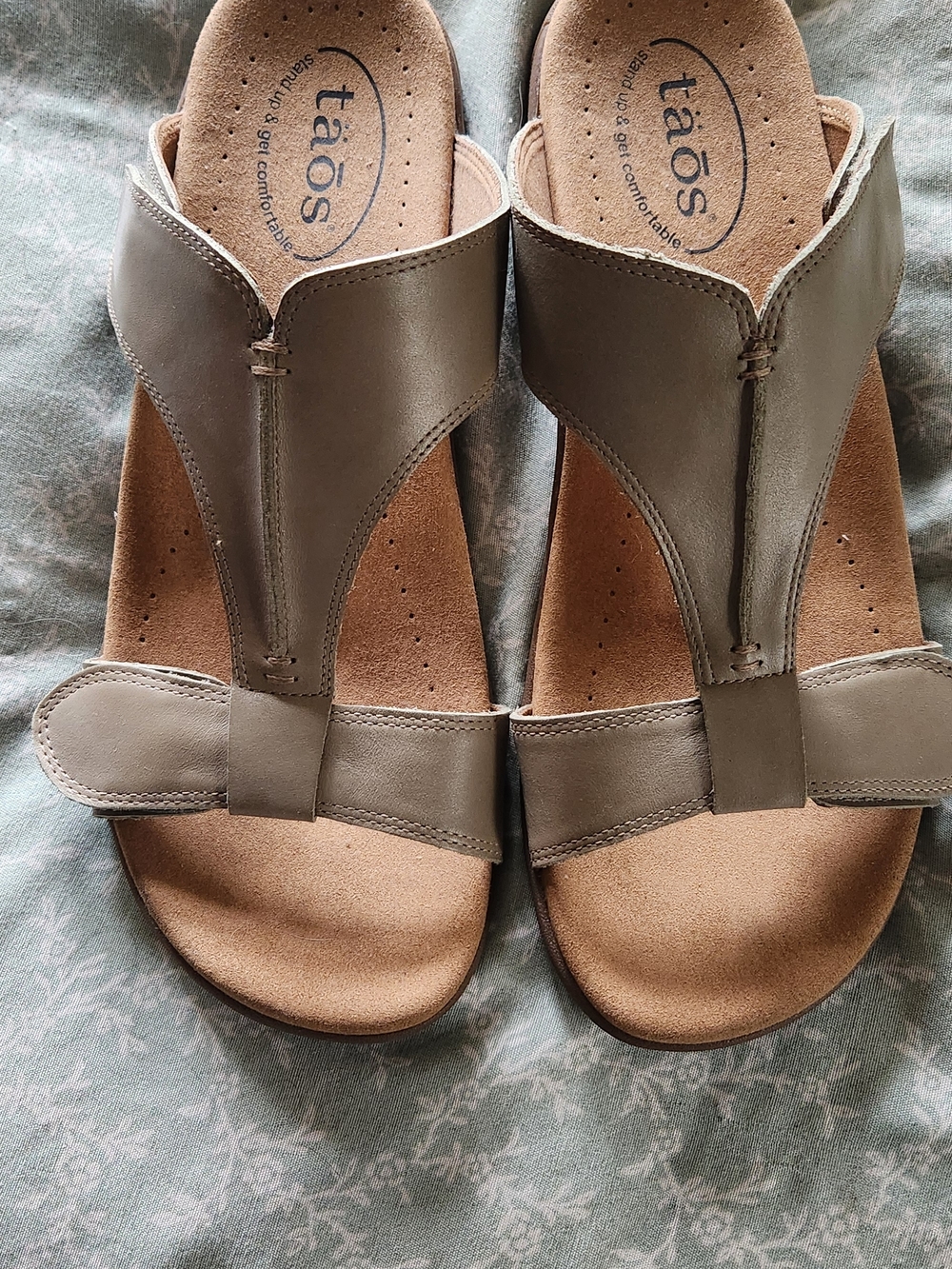 Taos Footwear Women's Taupe Leather T-Strap Sandals